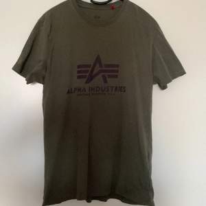Alpha Industries T-Shirt i Millitary grön.  Storlek M