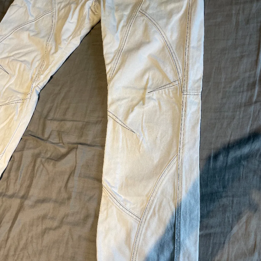 Vita jeans med detaljer som mönstrar sig med benen, originalpris 1000kr. Mått i DM. Jeans & Byxor.
