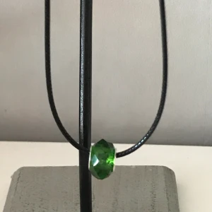 Halsband  - Vackra halsband som är justerbara. Berlocker är lampwork glaspärlor som finns i en massa olika färger: smaragd grön, ocean blue olika nyanser av lila, rosa, röd, gul, orange.MM. Kontakta gärna vid frågor och innan köp🌺💍🐚☺️