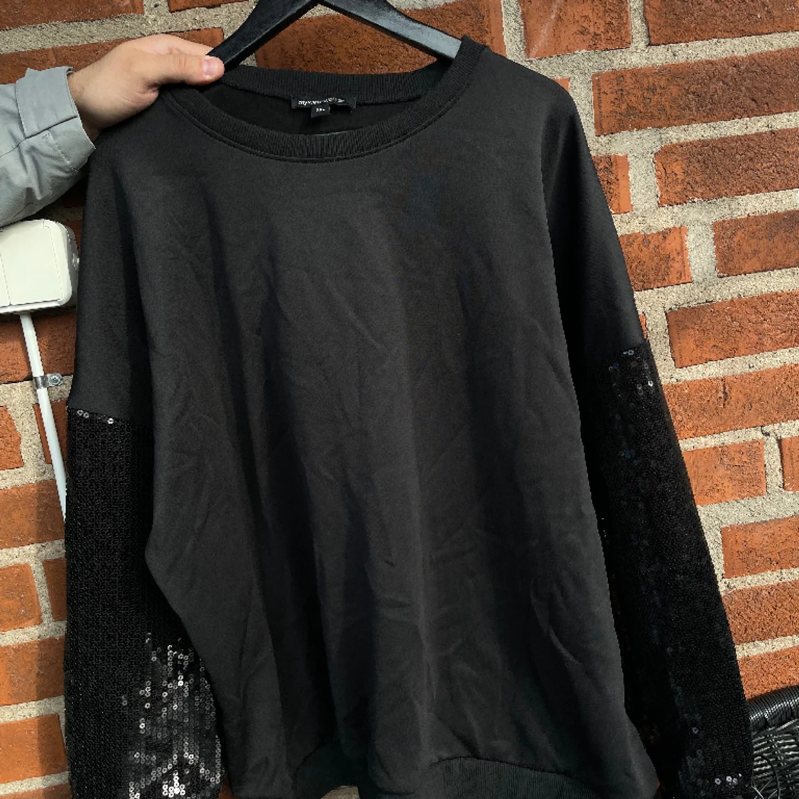 Snygg svart tröja med paletter. Strl XXL