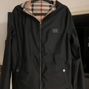 Burberry Reversible - Jackan är vattentätt och har två olika mönster man kan välja mellan.Är i väldigt bra skick inga skador alls. Sitter också väldigt snyggt. Kan diskutera pris vid snabb affär. Storlek M