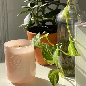 Glossier doftljus - Oöppnad, kanske kan användas som julklapp?  Priset kan diskuteras vid snabb affär   