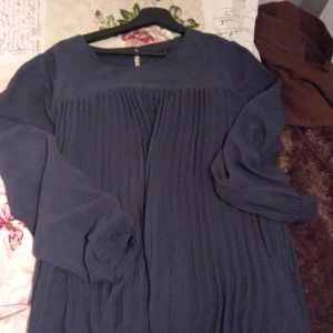 Blåblus - En blå randig blus. Jätre fin o perfekt flr sommaren💙💙😚