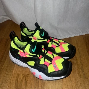 Nike Air Scream LWP - Nike Air Scream LWP, väldigt lite använda. Perfekt skick utom liten slitning på innersulan. Nypris ca 1200 på StockX. 