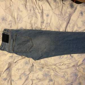Ett par RAY STRAIGHT jeans från NEUW i toppskick🥇  Sitter super snyggt men är för stora i storleken. Har endast används vid ett tillfälle.   Nypris: 1399kr