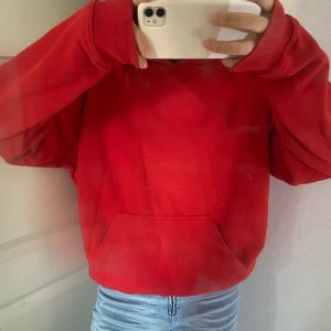 Röd hoodie - Säljer en röd hoodie!