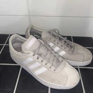Adidas skor - Adidas skor i bra skick 