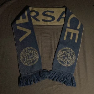 Versace halsduk  - Använder inte Pris diskuteras 