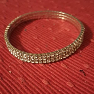 Strass armband - Tror det är gammalt. Pris är diskuterbart. 😊💖