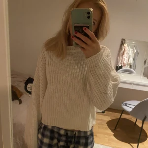 Stickad tröja - Jätte fin vit stickad tröja från even&od! Endast använd några få gånger då jag har flera liknade❤️ inga defekter
