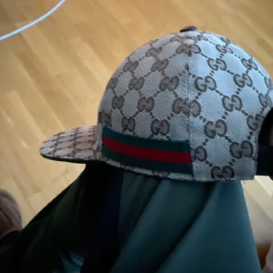 Gucci keps - Äkta Gucci keps köpt för 4 tusen från Gucci. Kvitto, box och allt sånt kommer med. Endast Swish och vi träffas TC