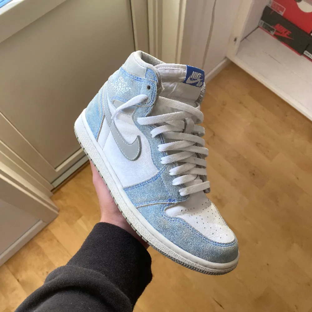 Säljer ett par jordan 1 hyper royal. Skorna är använda men i bra skick!  Storlek: 41 Pris: 1799kr  Digitalt kvitto finns!  OBS: orginallåda saknas  Köparen betalar frakt 📦   Kolla gärna in mina andra annonser 🙌. Skor.