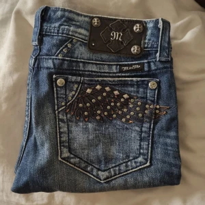 Miss me jeans  - As snygga lågmidjade miss me jeans!! Dom är för korta för mig tyvärr.. skriv om mer frågor eller bilder!😍 28 i midja och innerbenslängd: 67cm