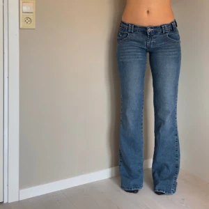 Lowwaist bootcut polo jeans - Jättesnygga Lågmidjade jeans med bootcut från us polo assn! Midjemåttet är 74 och innerbenslängden är 80