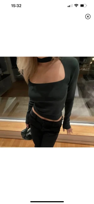 Zara topp grön  - Säljer en så fin topp från zara☺️