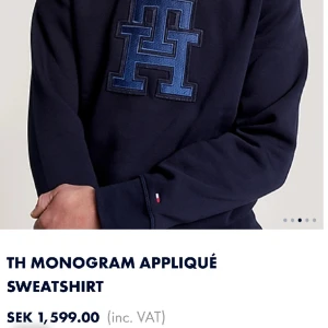SWEATSHIRT från Tommy H - Helt ny tröja från Tommy Hilfiger i storlek M. Ny pris 1599 kr inköpt på Hede Outlet för 1200 kr. Aldrig använt etiketter på. Bara provad. Sälj då storlek passar ej. Kommer från rökfri och djurfri hem. 