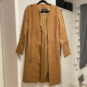 INWHITE - äkta läder jacka - Äkta läder jacka från INWHITE. Köpt för 699kr innan somras, använd endast 1-2 gånger. Inga teckan på användning alls. Mycket efterfrågad jacka men kommer inte till användning lägre🙁. Säljs för 199kr, priset kan diskuteras. Färgen är beige/brun