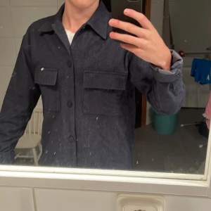 Jack and Jones sweater i mörkblå - En riktigt skön och grischig sweatshirt/cardigan för stiliga boys i skolan och fritiden  Pris kan diskuteras/ prisförslag  