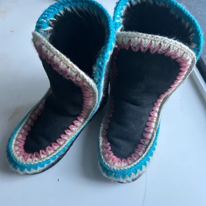 Mou skor - Säljer mina mou skor som är slutsålda nästan överallt. De är i bra skick! Köptes nya förra året för ungefär 4000 kr💗