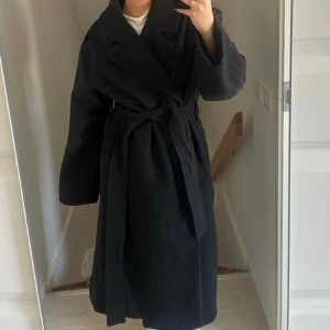 SLUTSÅLD, Gina Tricot kappa - Här är min nyköpta, slutsålda, supersnygga Gina Tricot kappa Säljer p.g.a. jag råkat köpa två (800kr nypris)! 💞💖🩷  (Bilder från Gina Tricots hemsida)