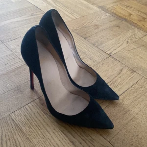  Klack skor  - Ett par super fina klack skor. Är röd på undersidan.