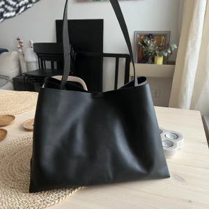 Other Stories läderväska - Jättesnygg läderväska från Other Stories, knappt använd. Nypris ca 1700kr, mitt pris 800kr. Perfekt väska till vardags som rymmer lite mer. Du står för frakten.