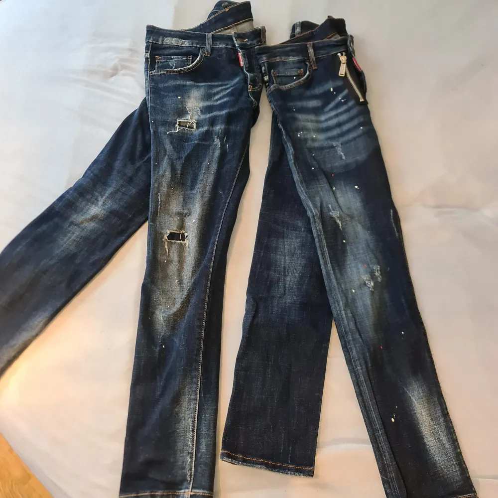 Säljer dessa två Dsquared2 jeans. väldigt snygga. Vänster om bilden strl 46, höger om bilden strl 48. Använd bara ett fåtal gånger, är i god skick För båda 1 500kr  Styck 1 000kr. Jeans & Byxor.