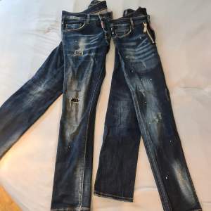 Säljer dessa två Dsquared2 jeans. väldigt snygga. Vänster om bilden strl 46, höger om bilden strl 48. Använd bara ett fåtal gånger, är i god skick För båda 1 500kr  Styck 1 000kr