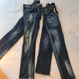 Dsquared2 jeans - Säljer dessa två Dsquared2 jeans. väldigt snygga. Vänster om bilden strl 46, höger om bilden strl 48. Använd bara ett fåtal gånger, är i god skick För båda 1 500kr  Styck 1 000kr