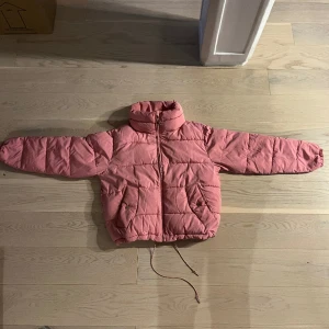 Rosa jacka  - Storlek S använd fåtal gånger  Kan mötas upp i steriksplan