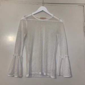 bell sleeve micheal kors topp - Säljer pågrund av att jag har rensat i min garderob. Bra kvalitet. Rökfritt hushåll men hund och katt finns i huset<3 Skriv innan du köper gärna. Skickar med nått litet extra😉
