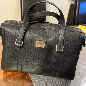 En stor svart fin handväska som inte kommer till användning längre. Den är mycket rimlig och är väldigt lätt i vikten. Köparen står för frakten ❤️