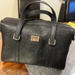 Svart stor väska  - En stor svart fin handväska som inte kommer till användning längre. Den är mycket rimlig och är väldigt lätt i vikten. Köparen står för frakten ❤️