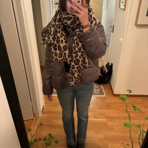 Grön vinterjacka - Säljer min så snygga oliv gröna vinterjacka!! Knappt använd så i super fint skick😍Sjukt varm och passar till allt🙏🏽 