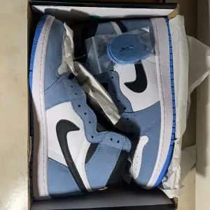 Säljer ett par sjuka  Air jordan 1 Retro High Og ’Univeristy Blue’ i  storlek 46 som är helt nya och det ingår även box och ett par blåa skosnören, säljs för ett väldigt bra pris då pris kan diskuteras även 