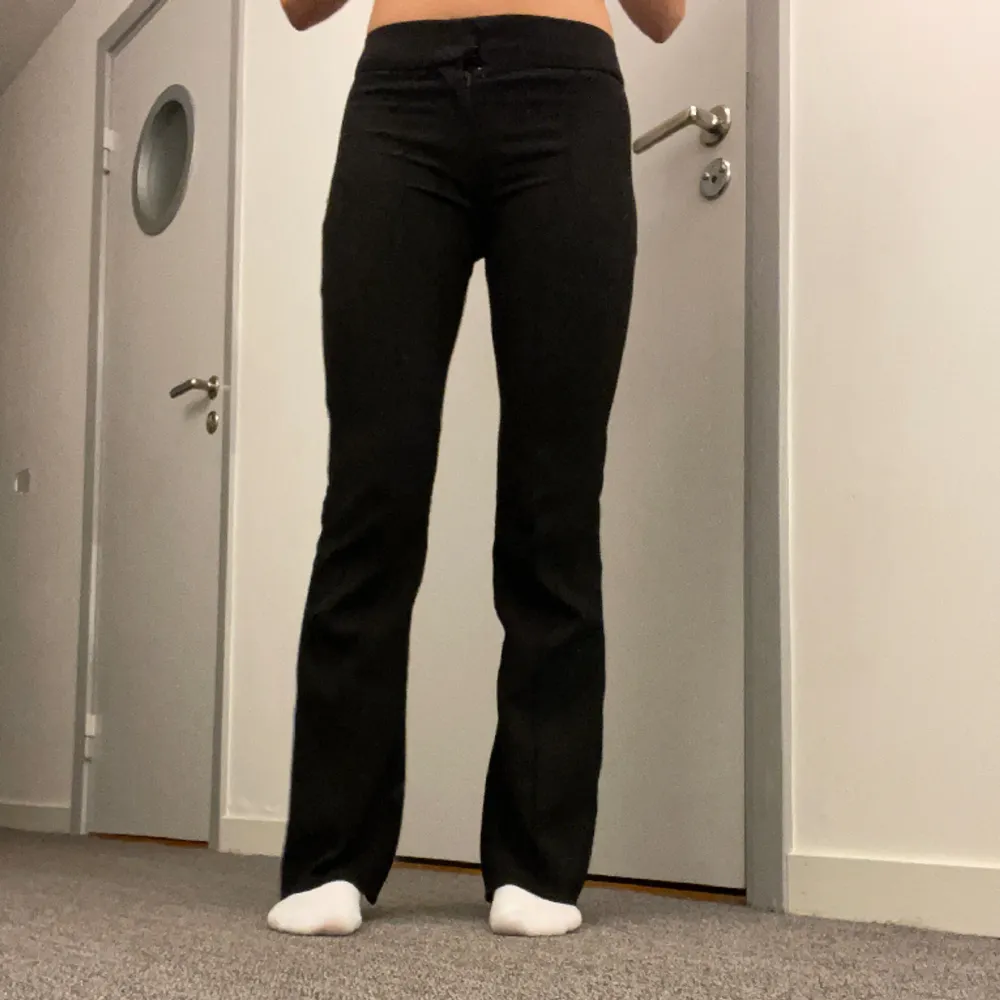 Svarta kostymbyxor som är omsydda till lågmidjade. Riktigt snygga, säljer då de är lite små i midjan. 💖Kontakta för fler bilder. Jag är 159💖. Jeans & Byxor.