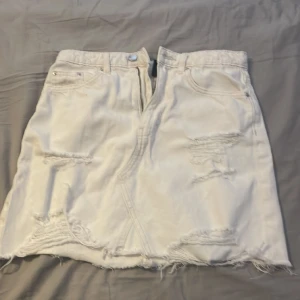 Vit fin sommar kjol!  - Vit kjol. Den är kort men inte för kort! Jätte skön i sommar, har bara använt en gång😍