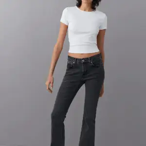 Low waist bootcut jeans från Gina Tricot. Bra passform. Stl 32. Säljer då dom inte kommer till användning. Använda max 2 ggr. Nypris 499kr, säljer för 300kr.