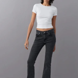 Gina Tricot jeans - Low waist bootcut jeans från Gina Tricot. Bra passform. Stl 32. Säljer då dom inte kommer till användning. Använda max 2 ggr. Nypris 499kr, säljer för 300kr.