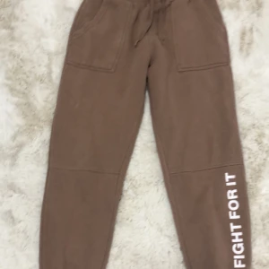 FBsister mjukis - Denna mjukis e jätte fin inte min storlek fick den som present helt nytt oanvändbar tror ordinarie pris är 200-300kr. Kontakta om du vill ha mer bilder man ser inte här💕💕