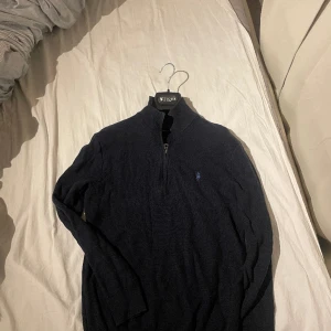 Ralph Lauren  - Säljer en jätte fin zip hoodie som är knappt använd! I väldigt fint skick! Och säljer pga använder inte, skriv för fler frågor💞💞