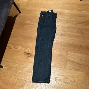 Hej, säljer ett par Levis 501 i storlek 33/32. Jeansen är helt nya och oanvända (Prislapp kvar). Mvh Ted 😁
