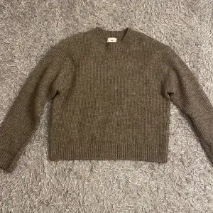 Super skön stickad tröja från Hm, köpt i höstas och inte använd super mycket🫶🏻färg är lite brun/grå, storlek S och säljer för 100kr🥰