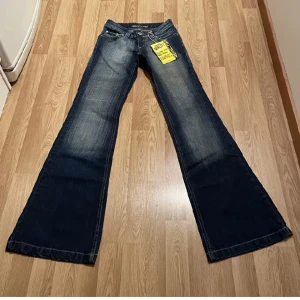 Lågmidjade Jense i Bootcut💗 - Säljer dessa helt nya byxor med lappen på på grund av de inte passar mig. Innebenlängd: 88cm och midja: 34 rakt över💖
