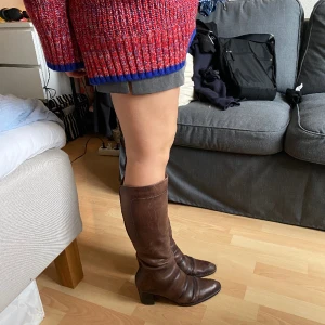 Bruna boots - Så fina! Lite sega i dragkedjorna, men fungerar bra!!🥰🫶🏼öppen för prisförslag!