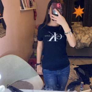 Calvin Klein t-shirt - Fin Calvin Klein t-Shirt som inte används❤️ Pris kan diskuteras 