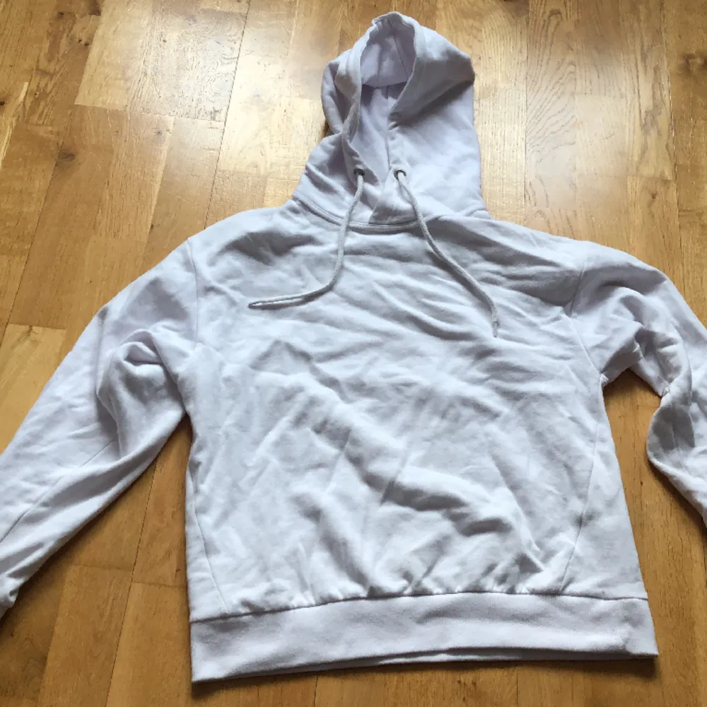 En tunn superskön vit hoodie från Lager157 i storlek S. Oanvänd och bra skick!. Hoodies.