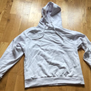 Hoodie - En tunn superskön vit hoodie från Lager157 i storlek S. Oanvänd och bra skick!