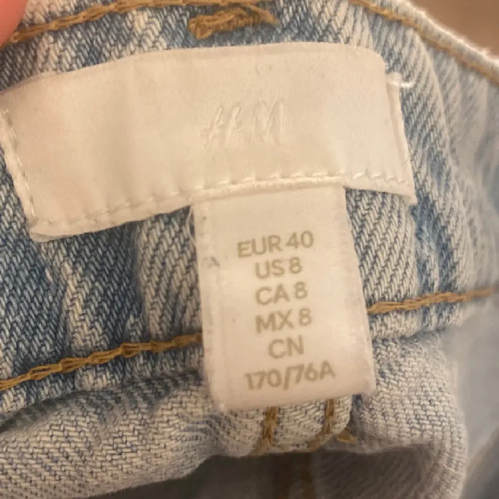 Säljer dom för att jag använder inte dom, pris kan diskuteras . Jeans & Byxor.