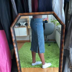Vanlig lång jeans kjol